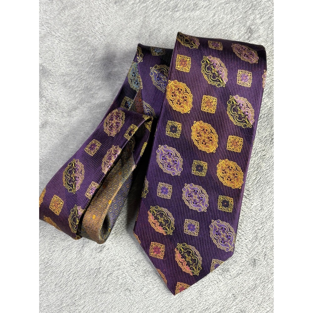 Robert Graham Necktie Mens OS Purple Gold Medallion Silk Best of Class USA Made‎